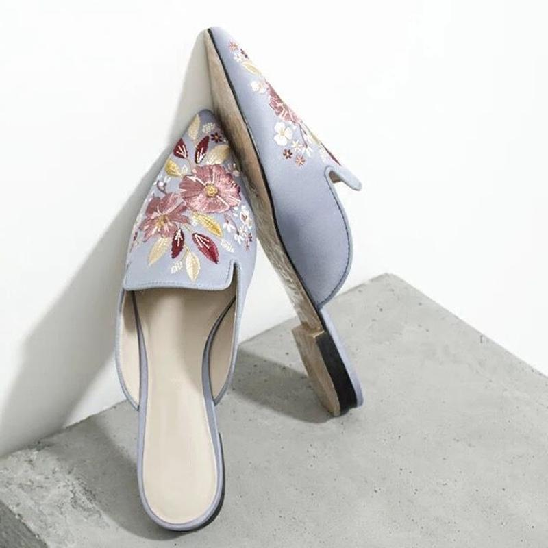 Fashion 2025 Embroider Floral Shoes Ladies Pointed Toe Slippers Silk Mules Woman Low Heels Slides Flat Sandals Femmes Outside Pantuflas