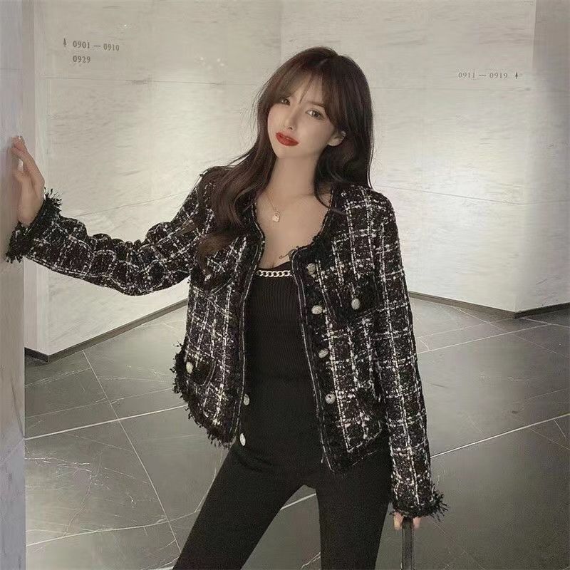 Fashionable Short Coat for Women  Elegant Black Plaid Blazer