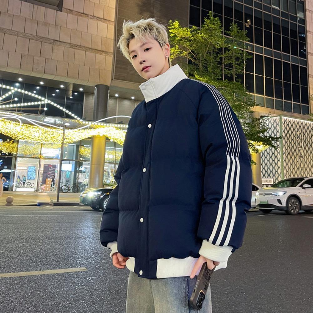 Cotton-padded clothes are popular in winter. Men's thickened jackets and women's stand-up collars are couples' three-bar bread clothes.
