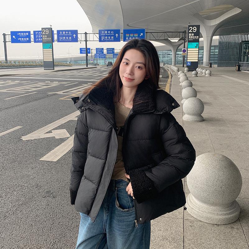 

Женская зимняя куртка из пухового хлопка кофейного цвета, новая коллекция 2025, корейская версия, свободная, с капюшоном, воротником из овечьей шерсти, хлопковое пальто, толстая куртка M чёрный