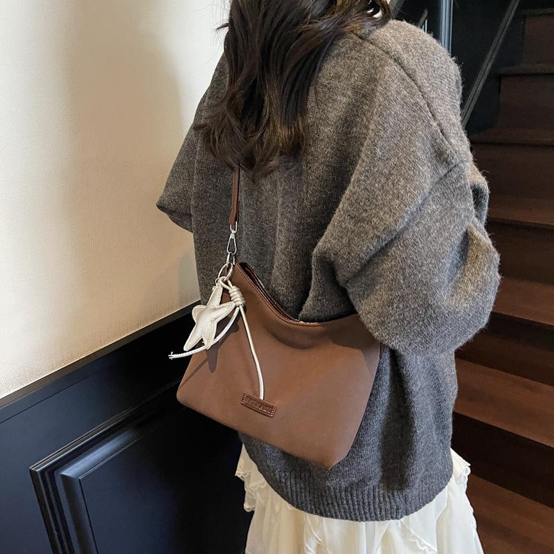 Today's popular small bags for women's new autumn and winter retro versatile messenger bags single shoulder underarm bucket bags