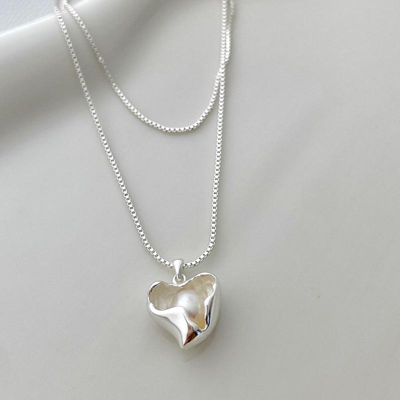 Pearl Heart Women s Fashion Clavicle Chain: Versatile, Trendy Choker with a Sweet, Cool Style
