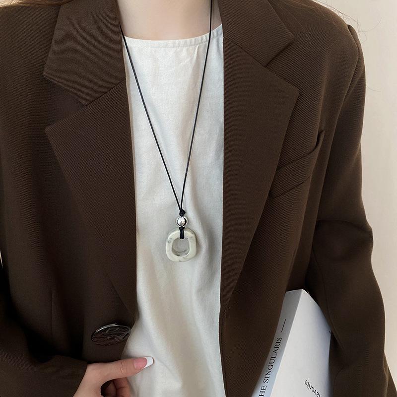 Collar con Colgante de Croissant Estilo Coreano - Cadena Larga Minimalista para Suéter para Mujer, Perfecto para Otoño/Invierno.