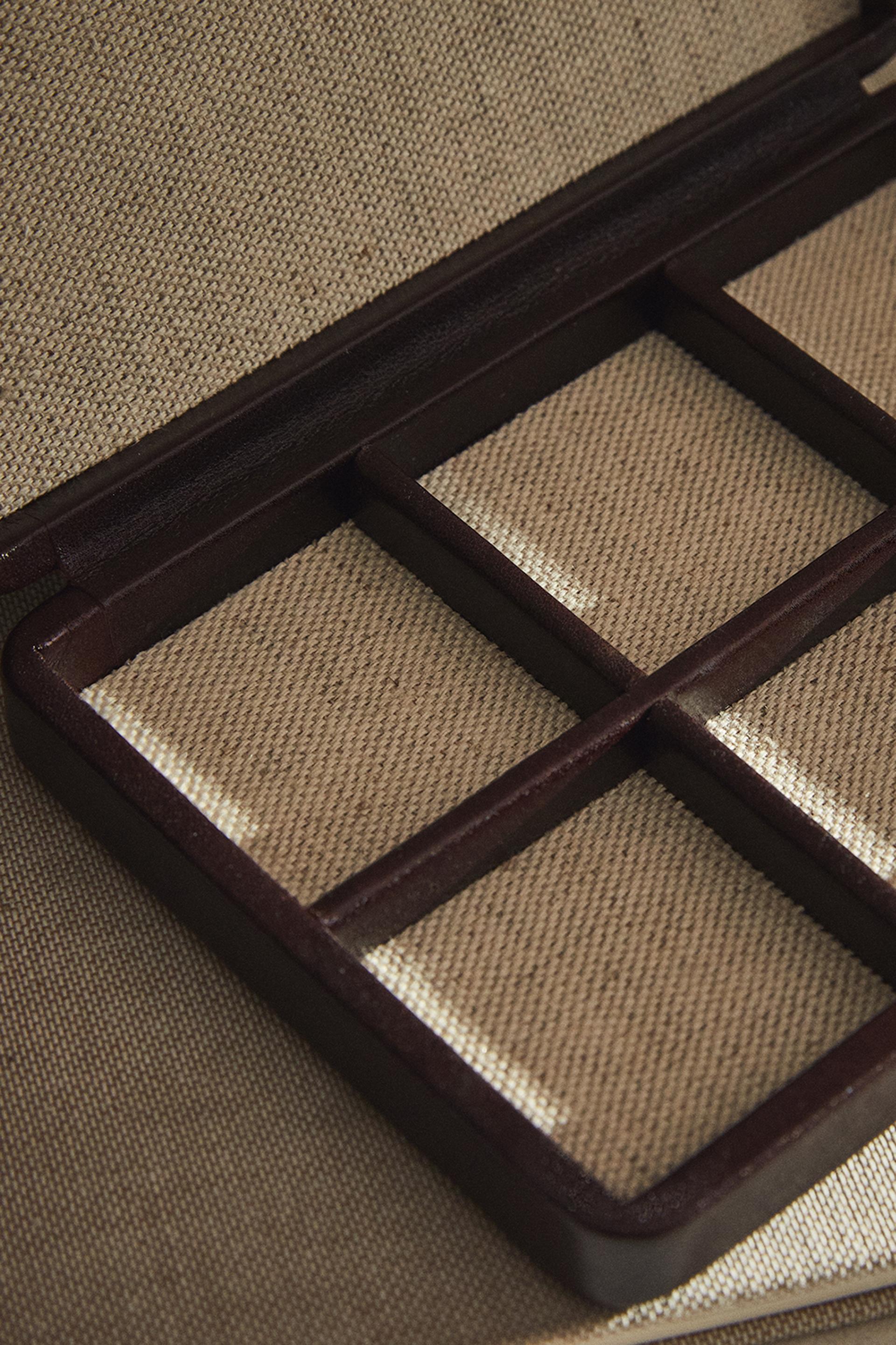 

ПРЯМОУГОЛЬНАЯ КОЖАНАЯ ШКАТУЛКА ДЛЯ ЮВЕЛИРНЫХ УКРАШЕНИЙ