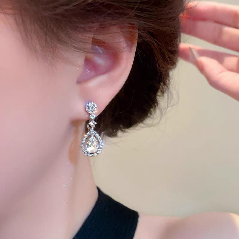 Thousand gold water drop zircon ear clips, no ear piercings, senior sense socialite temperament stud earrings,mosquito coil disc earrings.