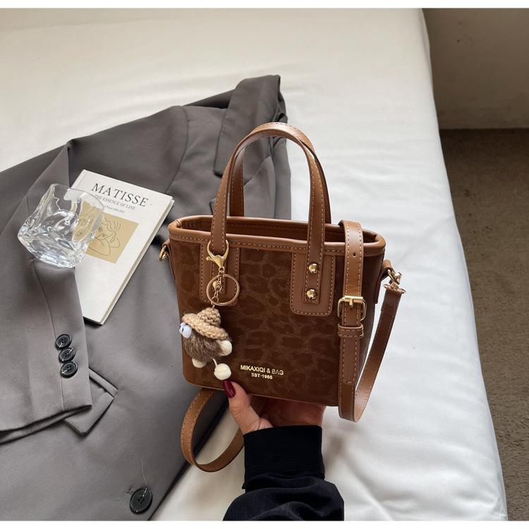 Niche Design Leopard Print Bag Women's 2025 New Fashion Retro Portable Bucket Bag Foreign Style Shoulder Messenger Bag Tide