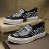 Fashion Low Top Canvas Shoe for Men Fashionable Student Board Slip-on Loafers Men Casual Flat Shoe Sapatos Masculinos Tenis Para Hombre