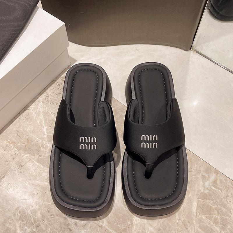 Thick-soled Foot-pinched Flip-flops for Women's New Summer Fashion, High-end Sense, Non-slip and Heightening Beach Sandals