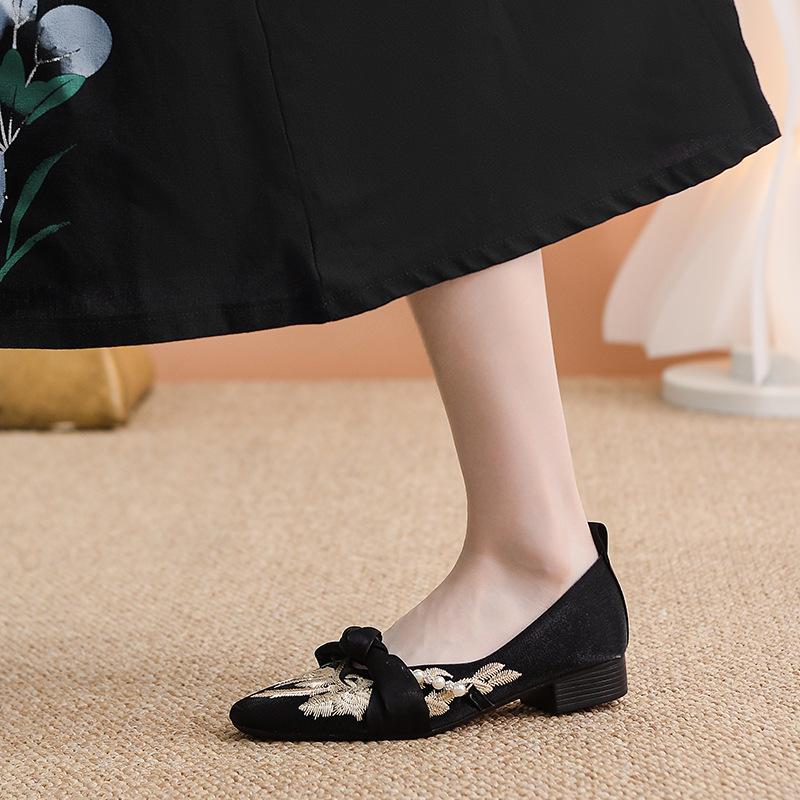 Wedding shoes style new Chinese square head thick heel retro single shoes 2025 new cheongsam shoes embroidered beanie ladyshoes women