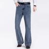 Ausgestellte Denim-Jeans für Herren. Mittelhohe Stretch-Jeans für Herren in Hellblau