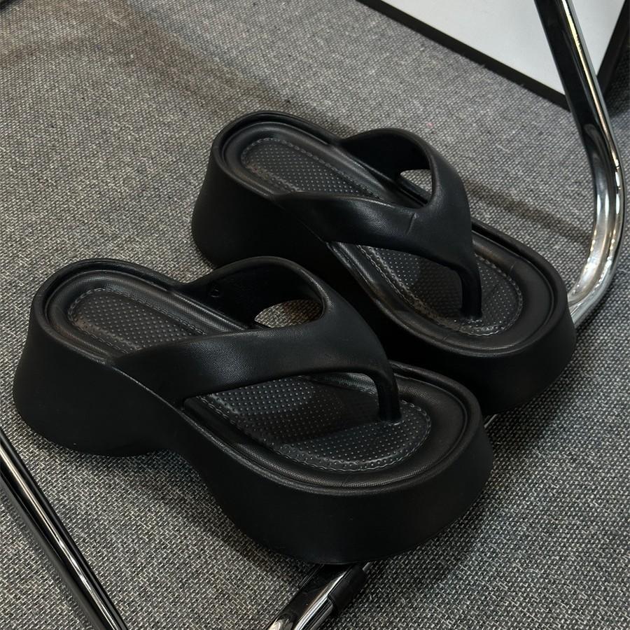 Thick-soled thick-heeled slippers women's summer wear thick-soled shit-stepping feeling new summer flip-flops clip