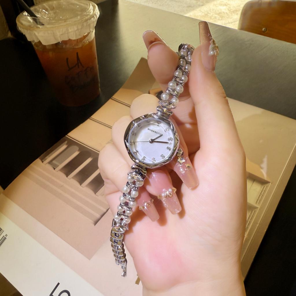 2025 Silver ladies pearl bracelet alloy case rhinestone scale French elegant fashion fairy quartz watch party gift for ladies.