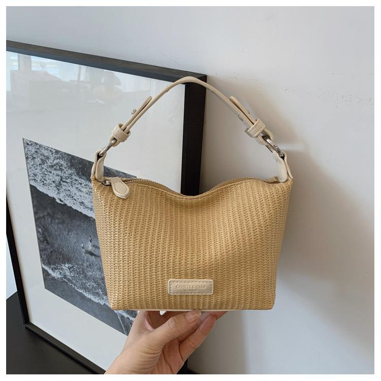 

Нишевая плетеная сумка подмышку женская сумка 2025 новая мода портативная соломенная сумка универсальная на плечо сумка-мессенджер бежевый