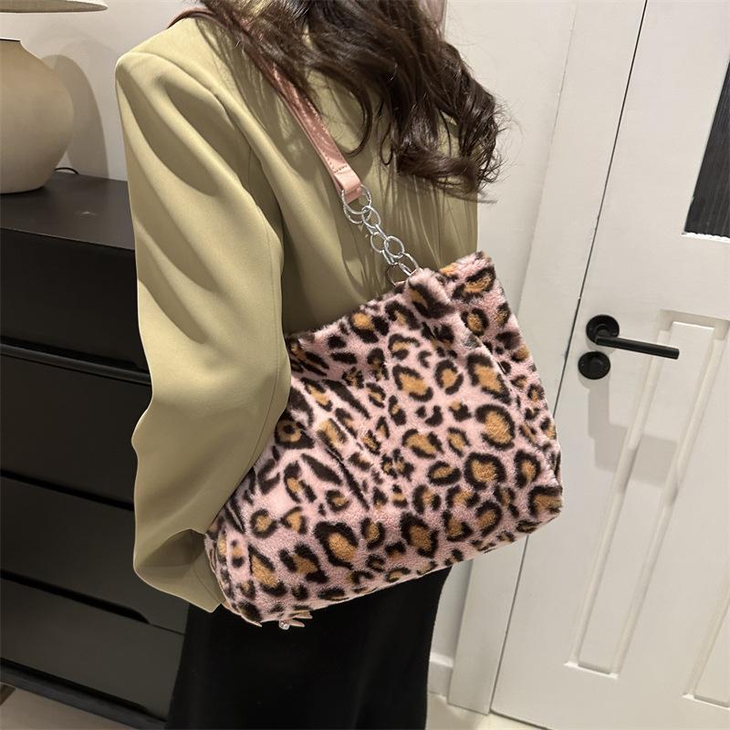 Simple and large-capacity leopard print bag 2025 new trendy fashion plush tote bag fashion chain portable shoulder bag