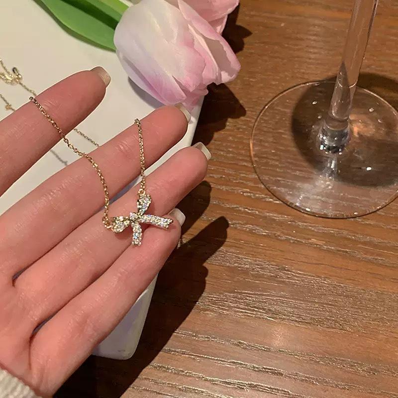 Halskette Wohlfahrt Lotus Chinesischer Schmetterling Ping An ins Studenten-Halskette Einfach Freundin