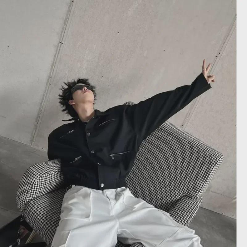 Herren Frühjahr 2023 Dunkle Kurze Jacke: Trendiges Schulterpolster-Design mit Metallreißverschluss