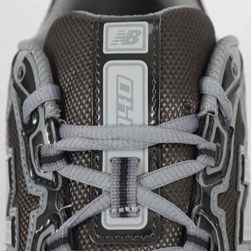 New Balance 740 Metallic Dark Grey