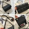 Mote PU Lær Crossbody Veske Dame, Liten Skulderveske med Metallkjede, Trendy Minimalistisk Lommebok for Arbeid Fest Daglig Bruk