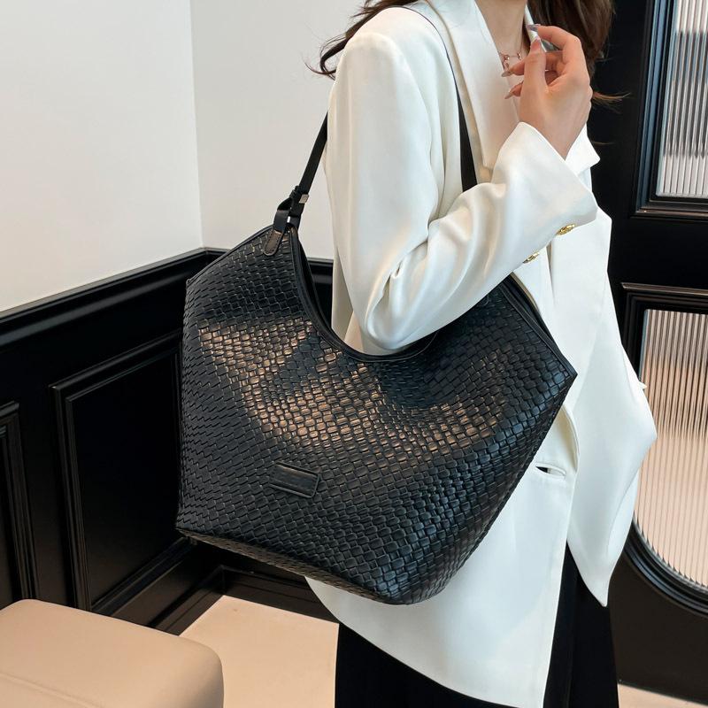 Soft leather woven pattern underarm bag women's new trend casual simple tote bag single shoulder handbag women