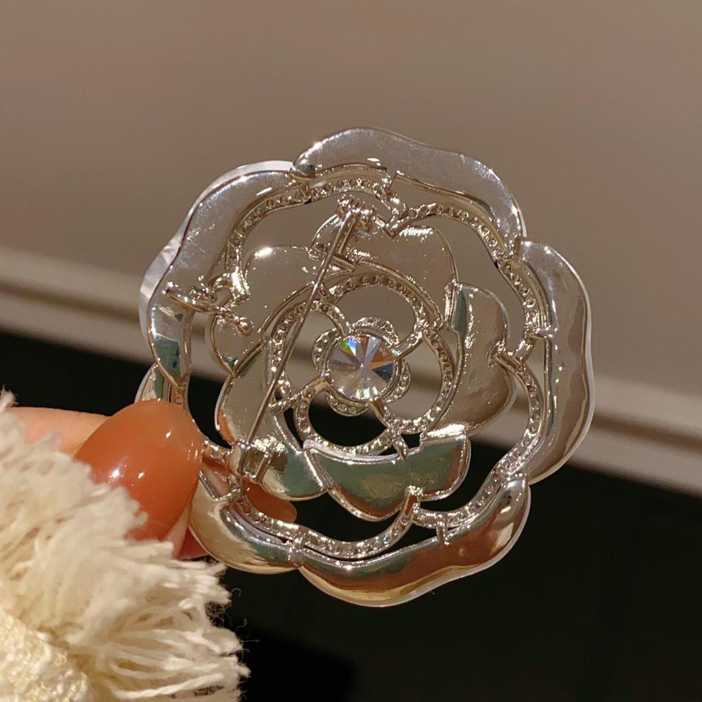 Camellia Rose Mother-of-Pearl Brooch – High-End Korean Style for Evening Wear