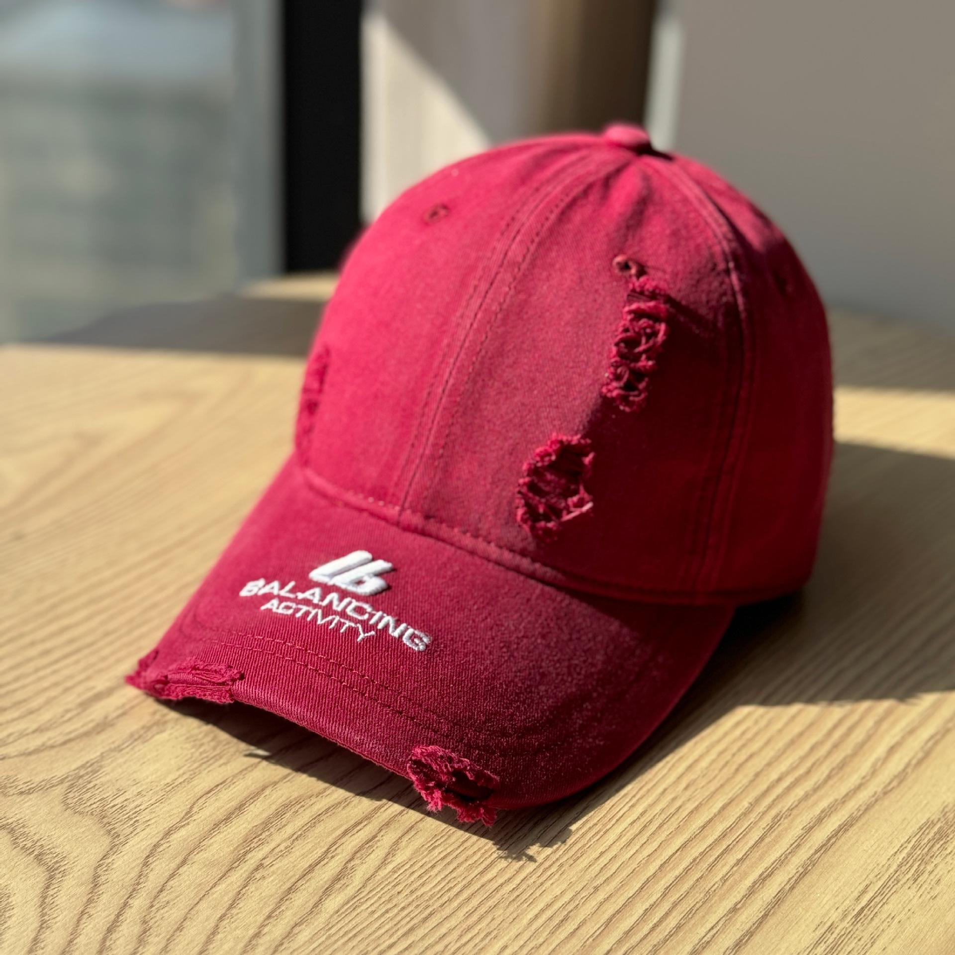 

New ripped denim blue baseball cap for women, washed and distressed, with a wide brim that makes the face appear smaller, soft-top duckbill cap, Adult54-60Adjustable червоний