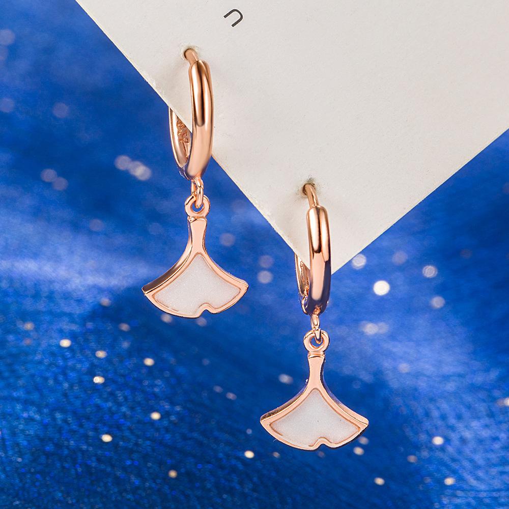 Apricot Leaves Have a High-end Feel, a Light Luxury Temperament, a Light Luxury Touch and a High-end Feel. Earrings
