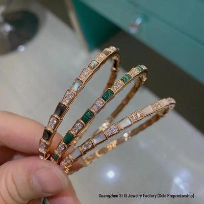 Damen Armband aus Sterlingsilber Schlangenknochen mit Diamant, Perlmutt, rotem Achat und Roségold Schlangendesign.