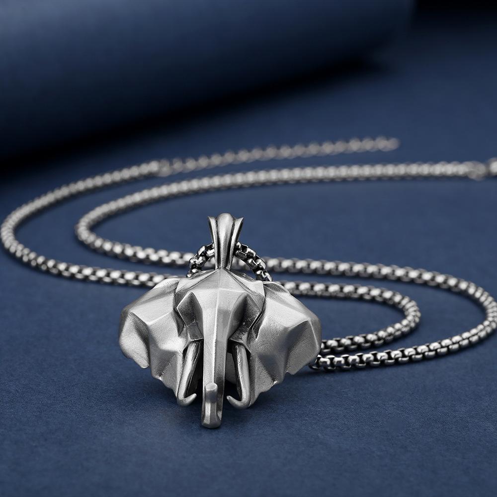 Collana alla moda con testa di elefante