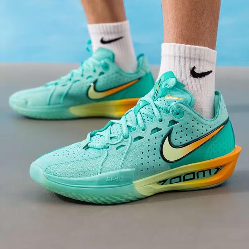 

Мужская одежда Nike G.T. Вырезать 3 баскетбольных кроссовки L