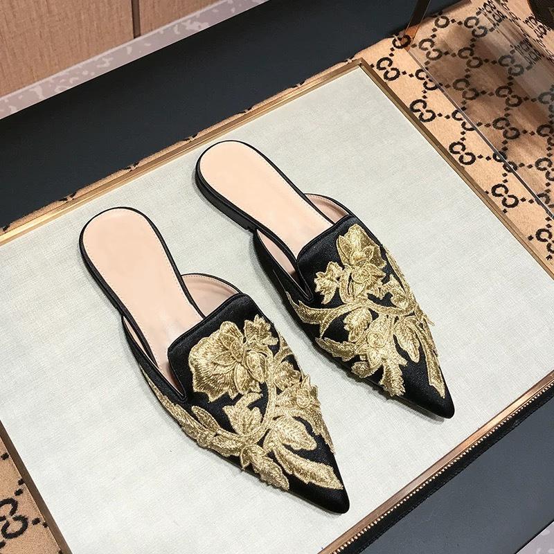 Elegant Embroidery Velvet Slippers Woman Floral Pointed Toe Mules Flat Heel Pantuflas Femme Cozy Home Slides Ladies Velour Shoes