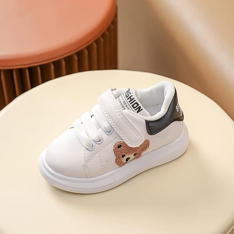 Casual Schoenen voor Jongens en Meisjes voor Kinderen Sportsneakers Cartoon Beer Ontwerp Rubberen Zachte Zool Antislip Buiten PU Leer Wandelschoenen 30 Inner 18cm brown
