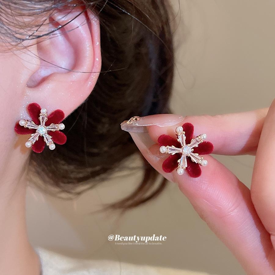 Flocking flower pearl stud earrings exquisite elegance light luxury earrings design sense niche earrings