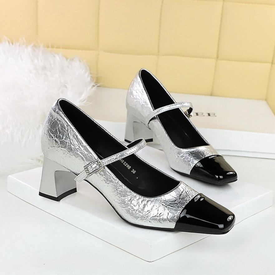 

5298 retro Mary Jane light luxury women s shoes rhinestone word with square head thick heel middle heel leather color matching splicing single shoes 34 серебряный