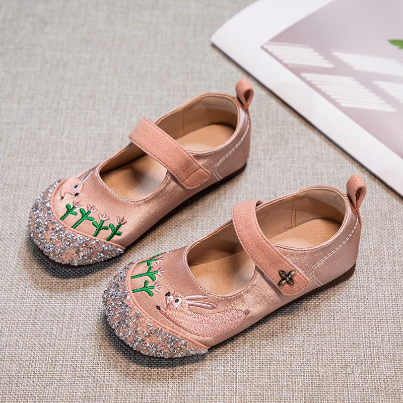 

Милые кожаные туфли с зайчиками и вышивкой в виде принцессы Модные туфли с носком 26 розовый