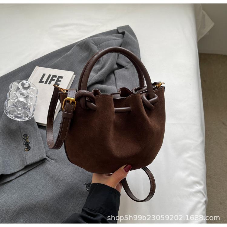 Autumn and Winter Retro Matte Small Bag Women's New Versatile Messenger Bag Fashionable Suede Portable Bucket Bag