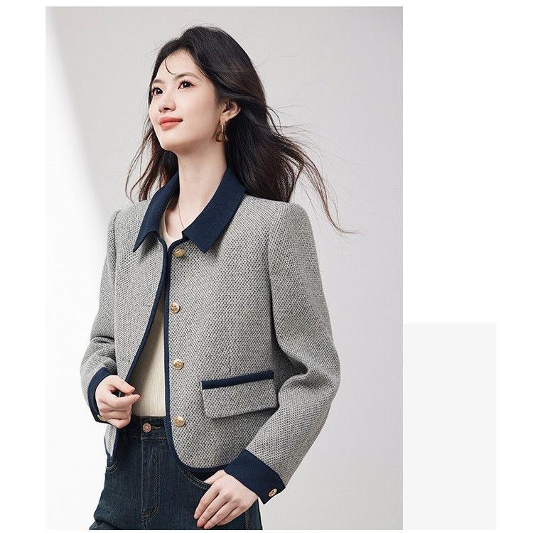 Módní a trendy podzimní pletený jednoradový kabát s polo límcem v designu barevných bloků