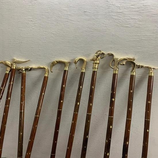 Lott på 10 Vintage Look Spaserstokk i tre Messing Ulik type Messing Håndtak Knott Gaveelement Nyttig trestokk for unisex