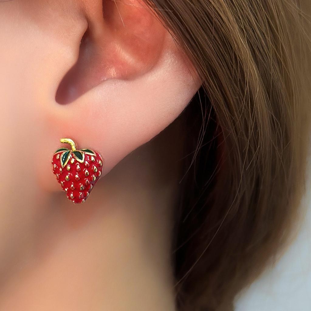 2 fashionable and cute small strawberry earrings for women's daily wear and travel accessories