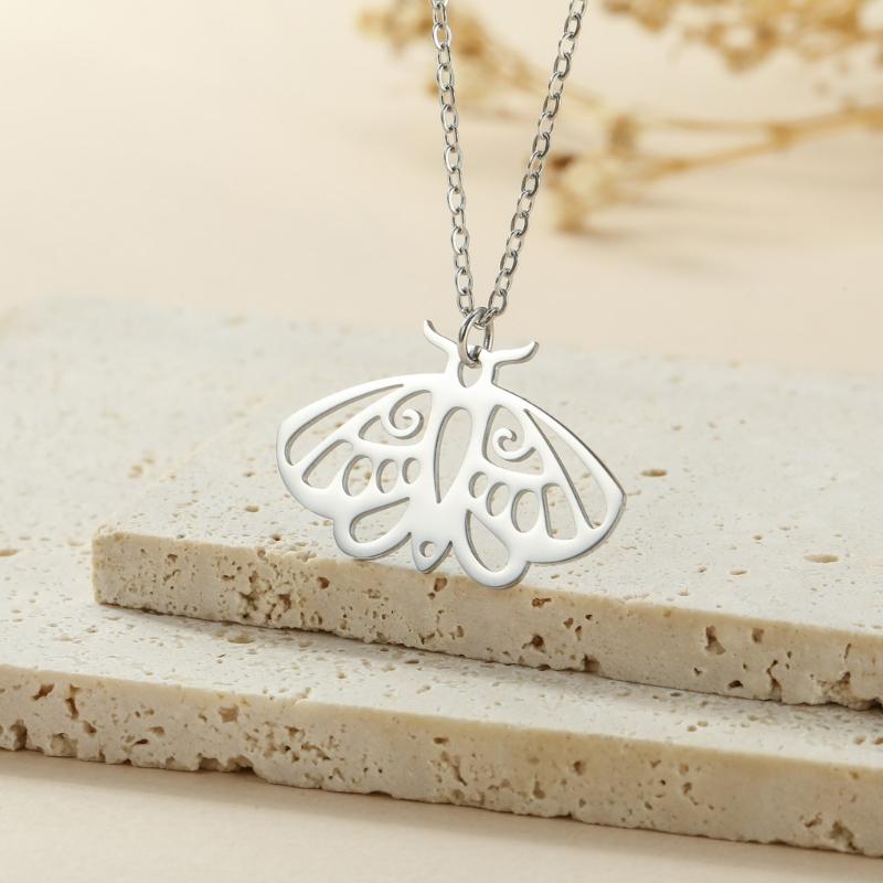 Unisex Gothic Style Moth Necklace Detailed Metal Moth Necklace Elegant Neck Chain for Celebrations and Daily Use