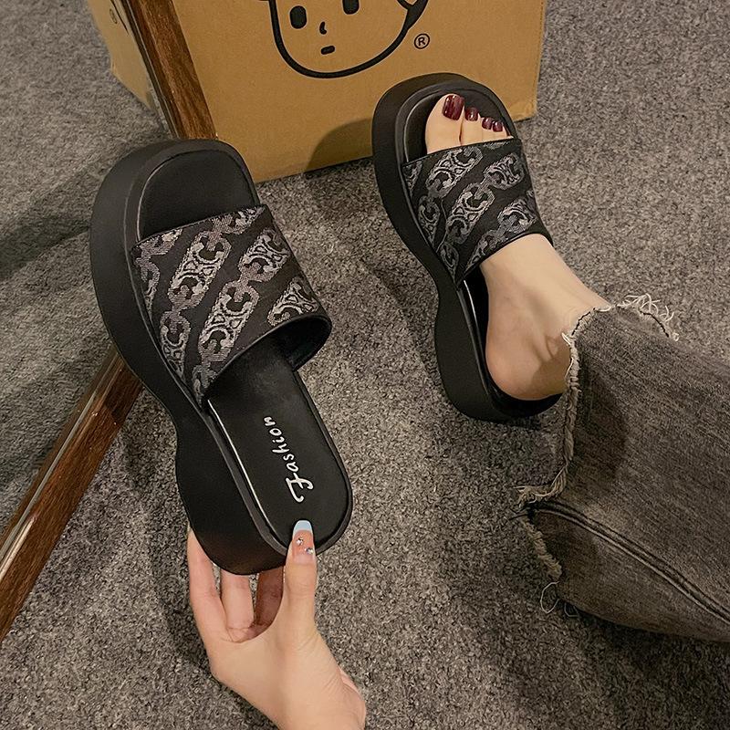 Super fire thick bottom heightening cool slippers women's summer wear advanced sense 2025 new model with skirt going out beach slippers