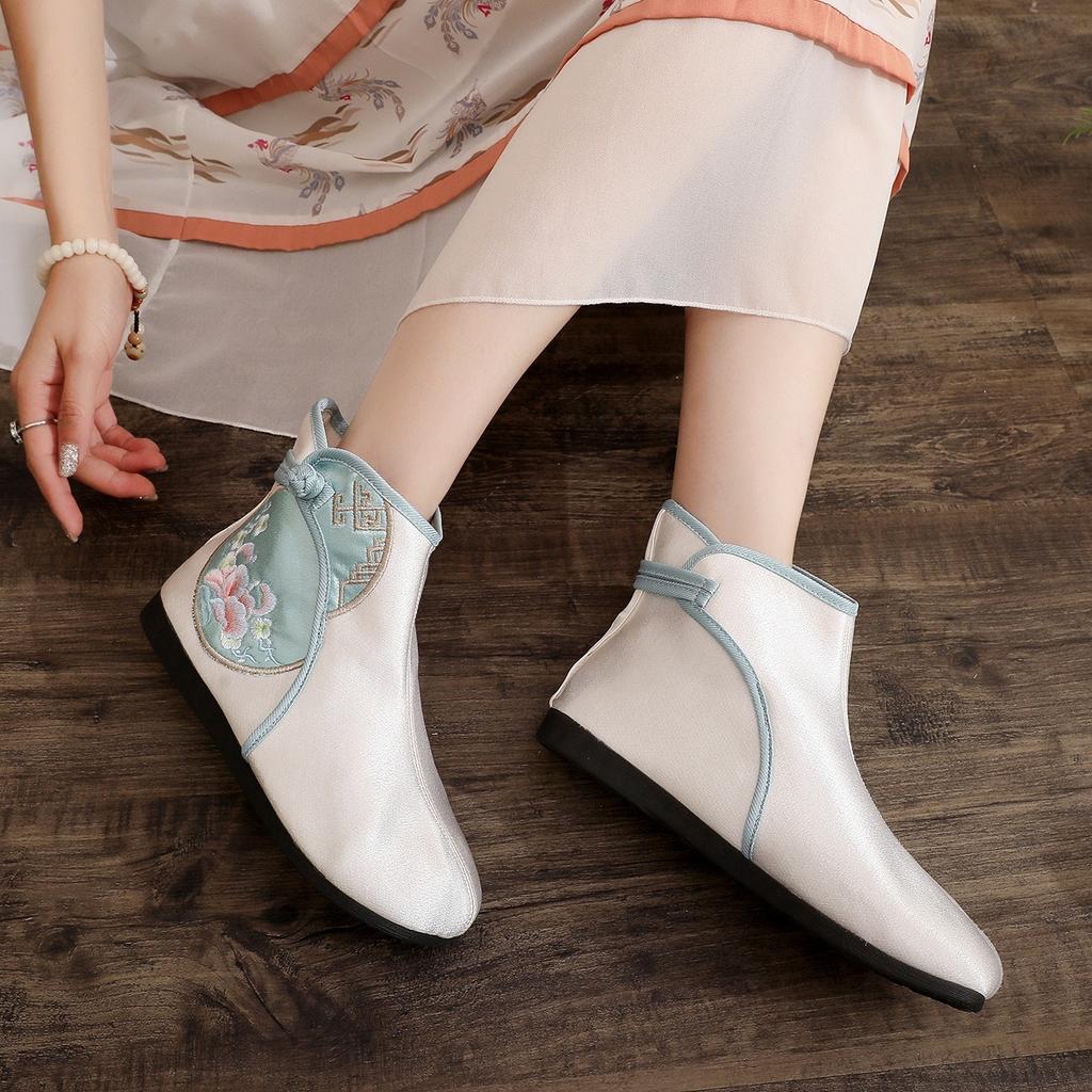 2024 New Ethnic Style Embroidered Boots Flat-soled Old Beijing Cloth Shoes Non-slip and Wear-resistant Jelly Soles Autumn New Single Boots