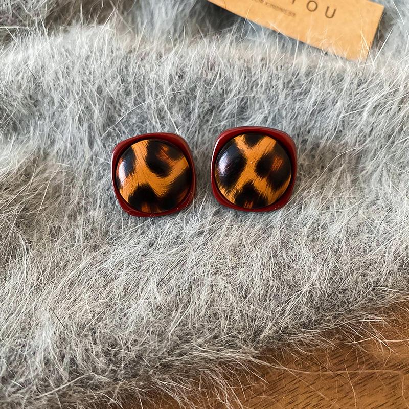 Silver Needle Red Drip Geometric Ear Cuffs - Retro Light Luxury Earrings for Women, Autumn/Winter Collection