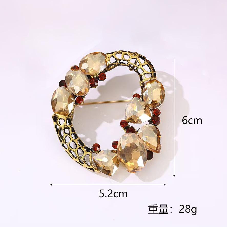 

Ретро-брошь с полым кристаллом, высококачественная женская брошь, изысканный корсажный костюм с аксессуарами