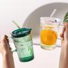Stilvolles Glas mit Deckel und Strohhalm