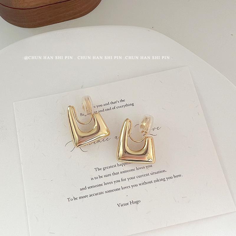 

European and American U-shaped ears + no ear holes, advanced sense, retro cold wind studs, light luxury temperament, versatile mosquito disc earrings