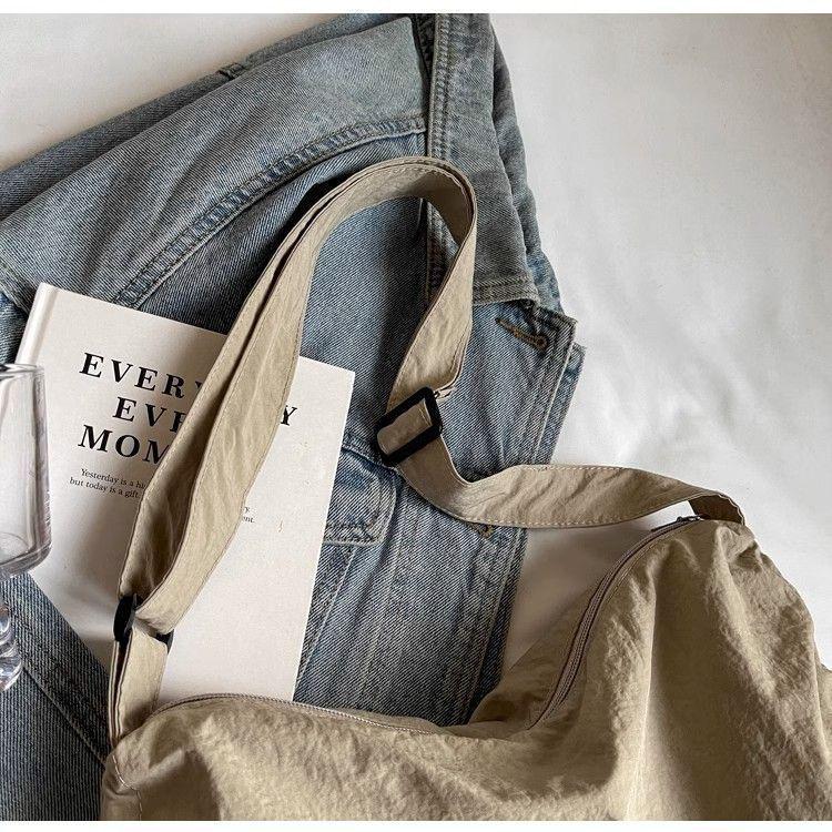 Japanese-Style Waterproof Nylon Dumpling Crossbody Bag: Sporty, Large-Capacity Tote for Men & Women, Ideal for Cycling & Relaxed Shoulder Wear.