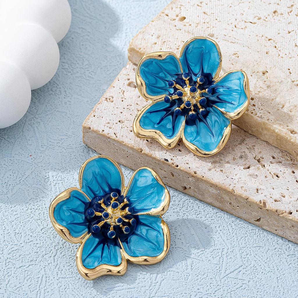 Spring Enamel Flower Earrings: Retro Elegant High-End Niche Ear Ornaments for Women.