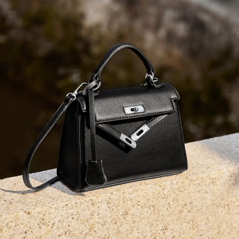 

Fashionable High-End 2025 New Handbag for Women, Niche Light Luxury Simple Platinum Kelly Bag, Versatile Crossbody Bag Long20CM、Wide9.5CM、Hi чорний
