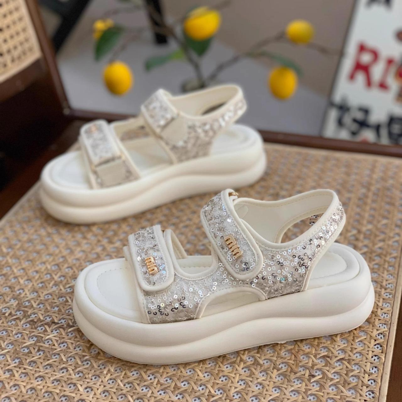 

Женские сандалии, новые, толстые, высокие, шикарные, с липучками, модные, универсальные, стиль Сяо Сянфэн, блестящие, повседневные, пляжные туфли 35