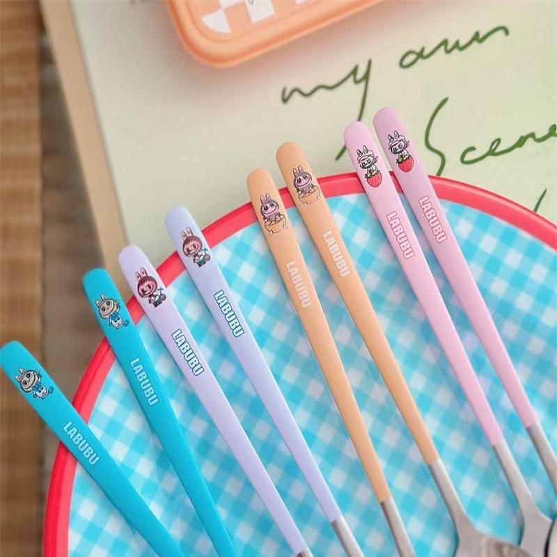 Labubu Draagbare Bestekset van Twee Stuks Cartoon Roestvrij Staal Vork Lepel Opbergdoos Student Draagbare Eetservies Set